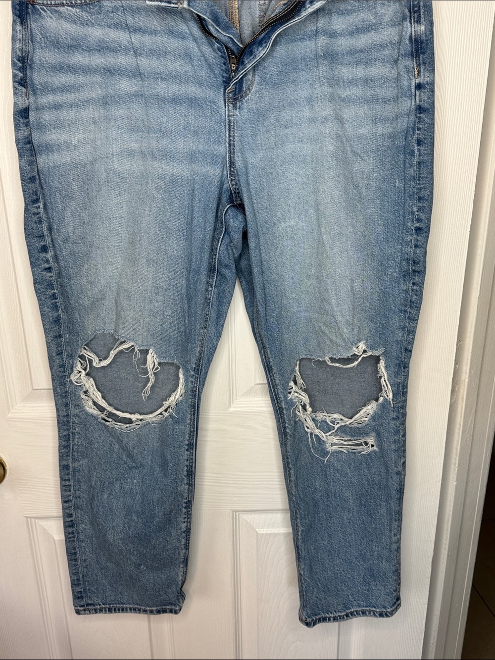 American Eagle Strigid Mom Light Wash Distressed Jeans. Sz 16 Short. - Picture 4 of 8